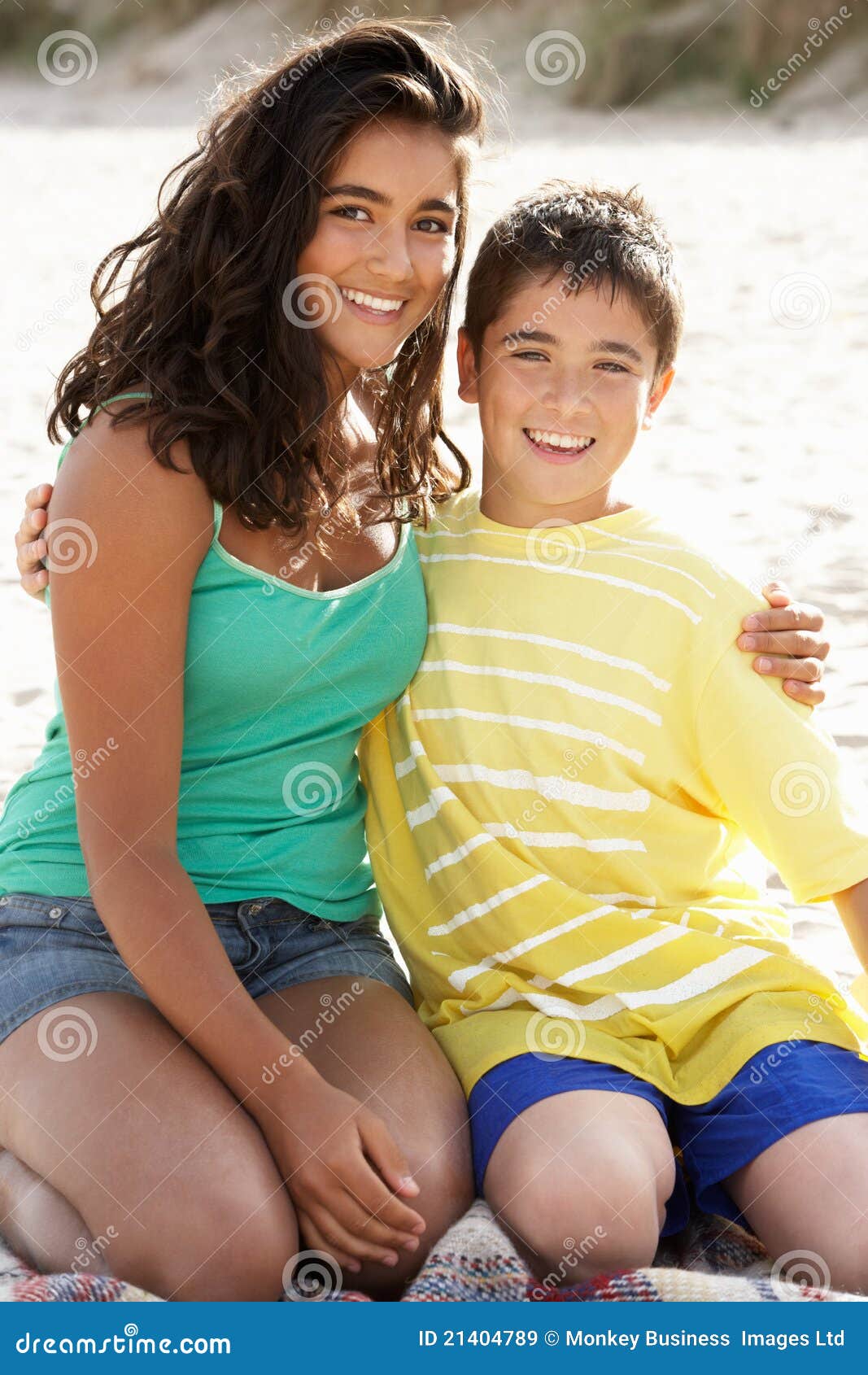 Реальные брат и сестра. Two bros hugging. Picture of sister and boy brother. Brother sister play doctor фильм. Sister close up.