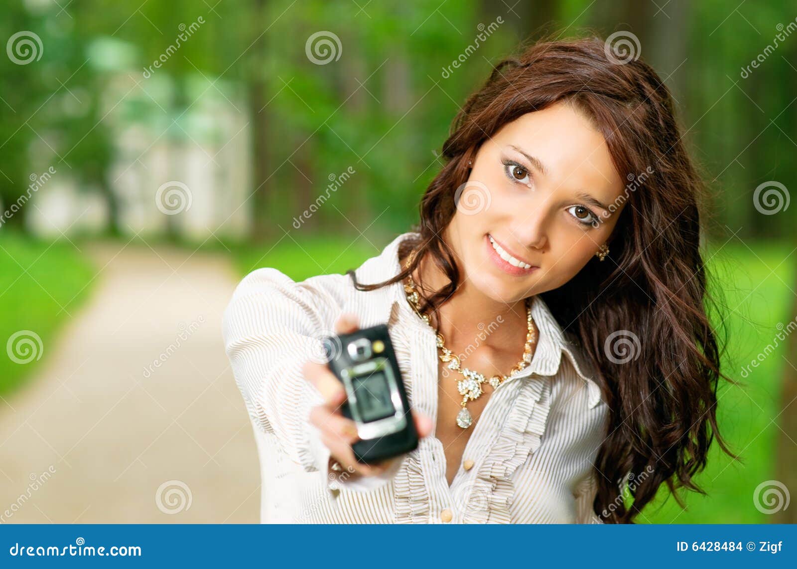 Девушка с мобильным телефоном. Красивые женские сотовые. Недорогие телефоны девушек. Девушка с телефоном. Девушка с телефоном.