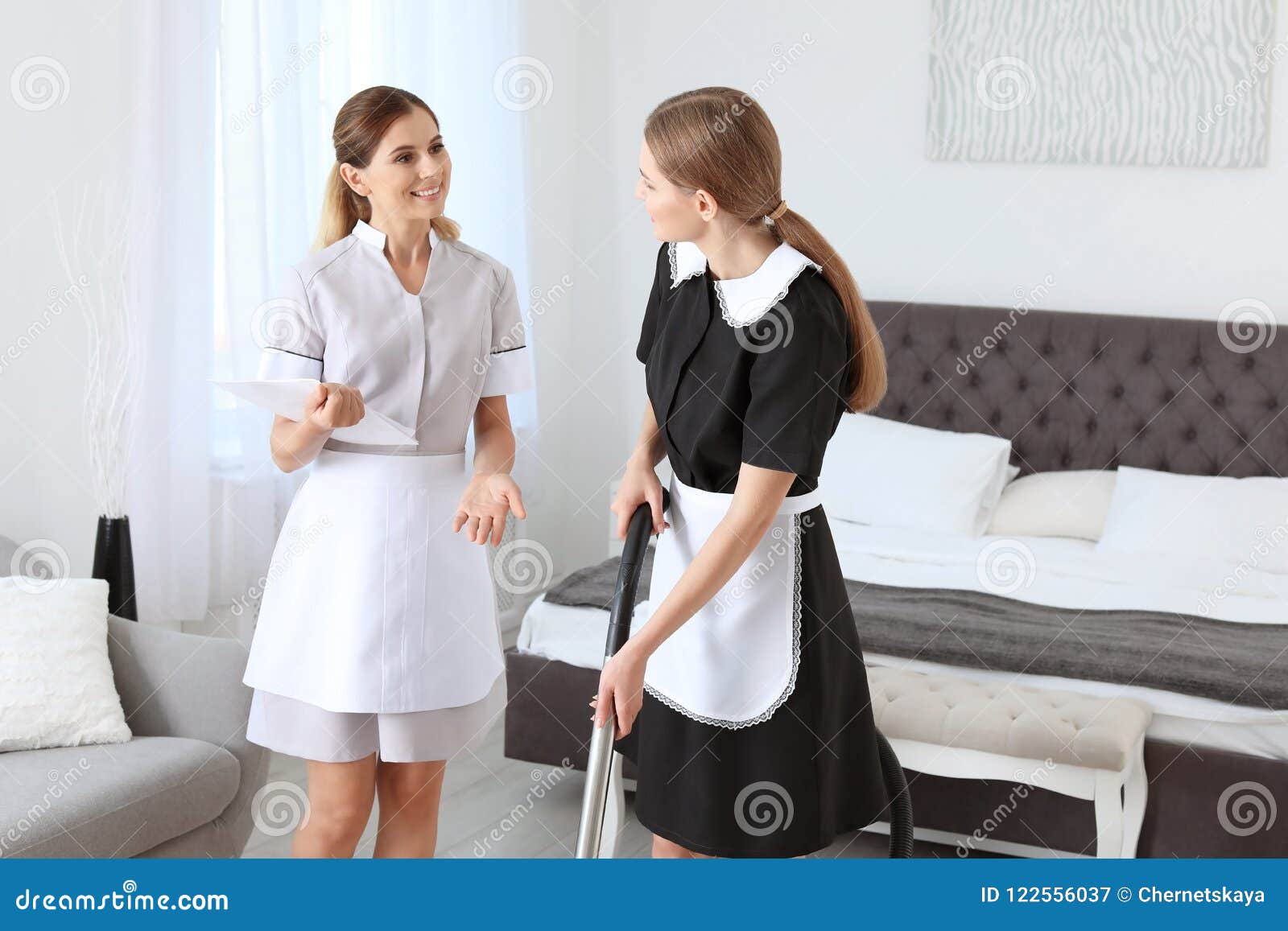 Две домработницы. Костюм горничной в отеле. Форма горничной в гостинице. Прислуга в отеле. Горничные в гостинице.