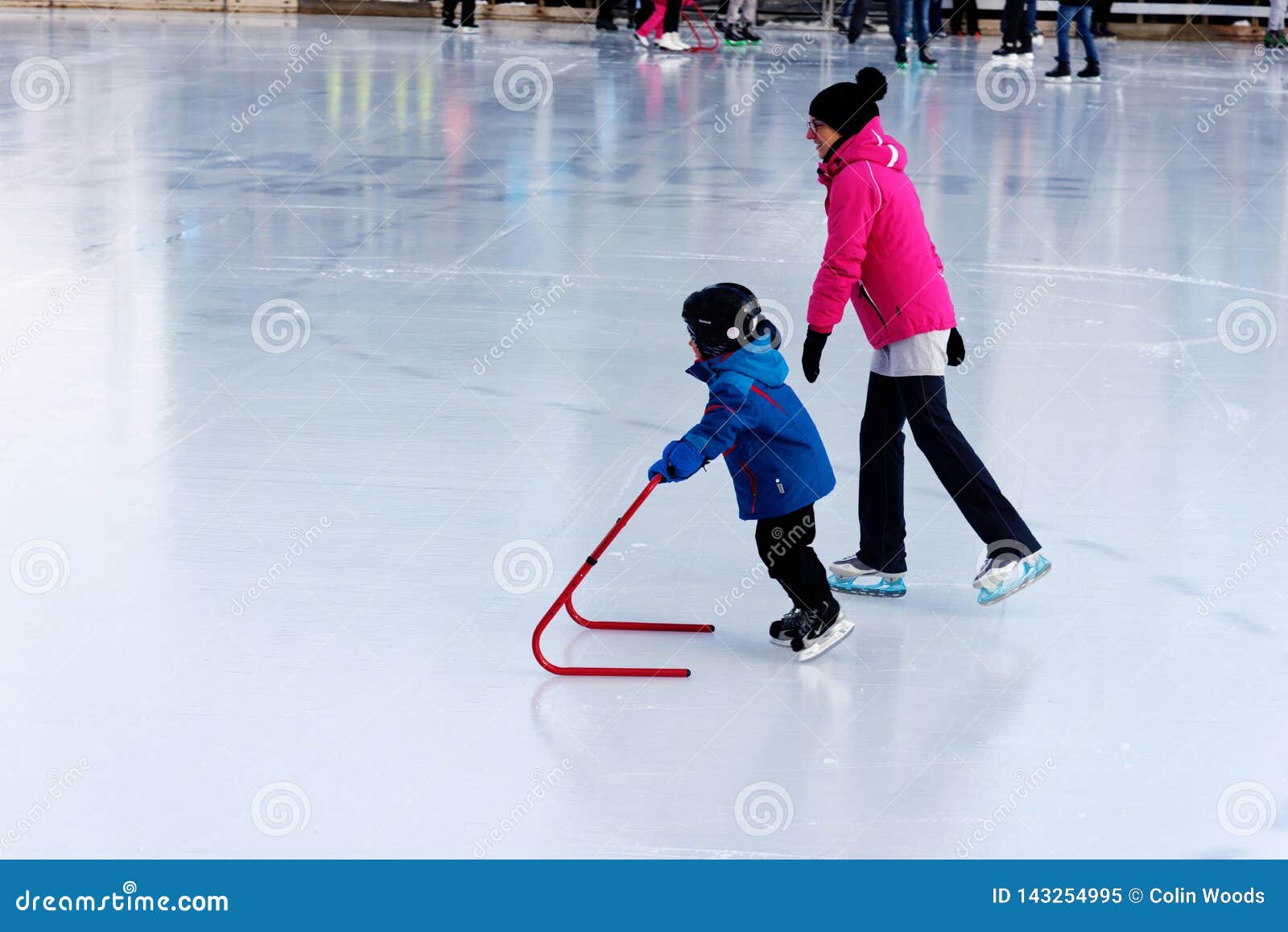 Как научить кататься на коньках лет. Какинсучится кататься на коньках. Пингвин для катания на коньках. Стойка для катания на коньках. Научить ребенка кататься на коньках.