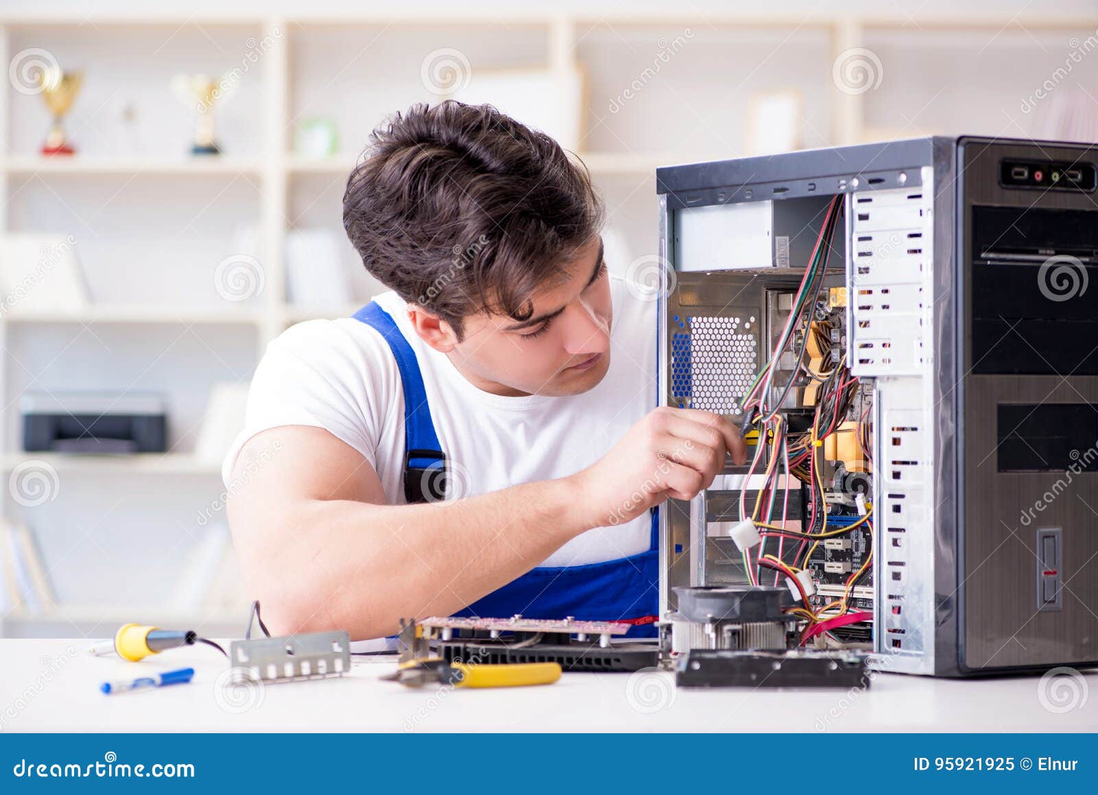 Чинит компьютер. Чинит компьютер. Users can repair the computer themselves. Мастер по ремонту ноутбуков. Чинит компьютер фото.