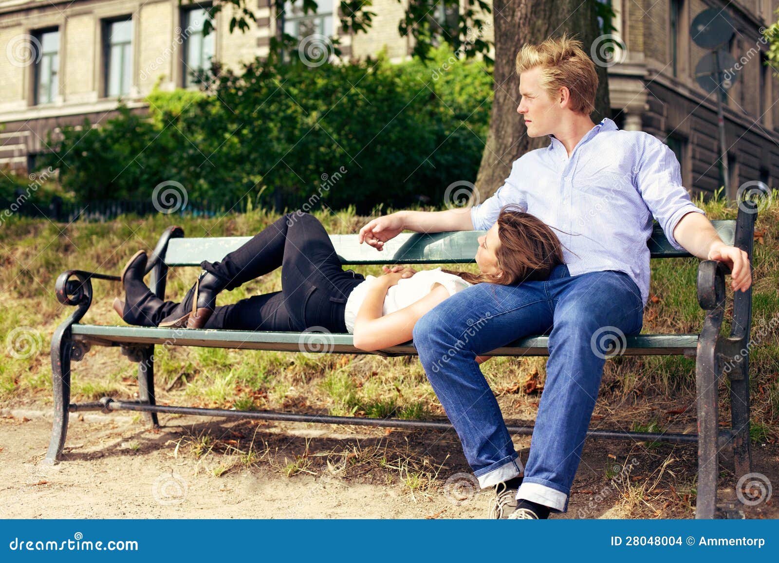 Несколько людей на диване. Парень лежит на лавочке. Мужик лежит на скамейке. Миссионерская позиция. Человек лежит в мелководье.