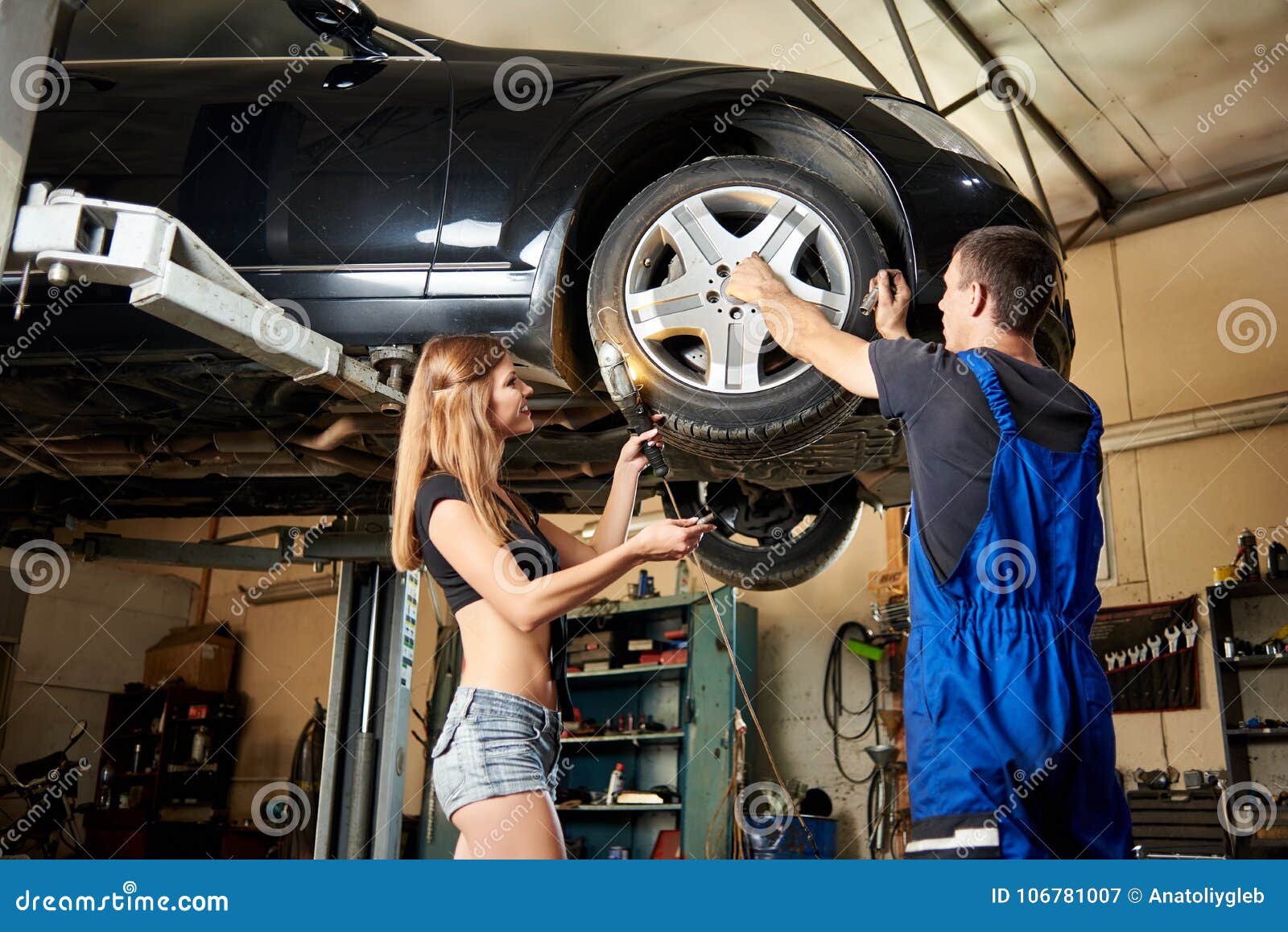 Sweety fox beauty auto mechanic. Девушка автослесарь. Механик чинит машину на подъемнике. Девушка ремонтирует автомобиль. Девушка чинит авто.
