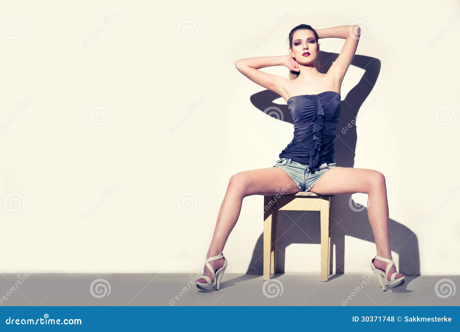 девушка сидит на стуле раздвинув ноги. женщина в кресле на корточках. девушки сидя. девушка с расставленными ногами на стуле. девушка сидит на табурете.