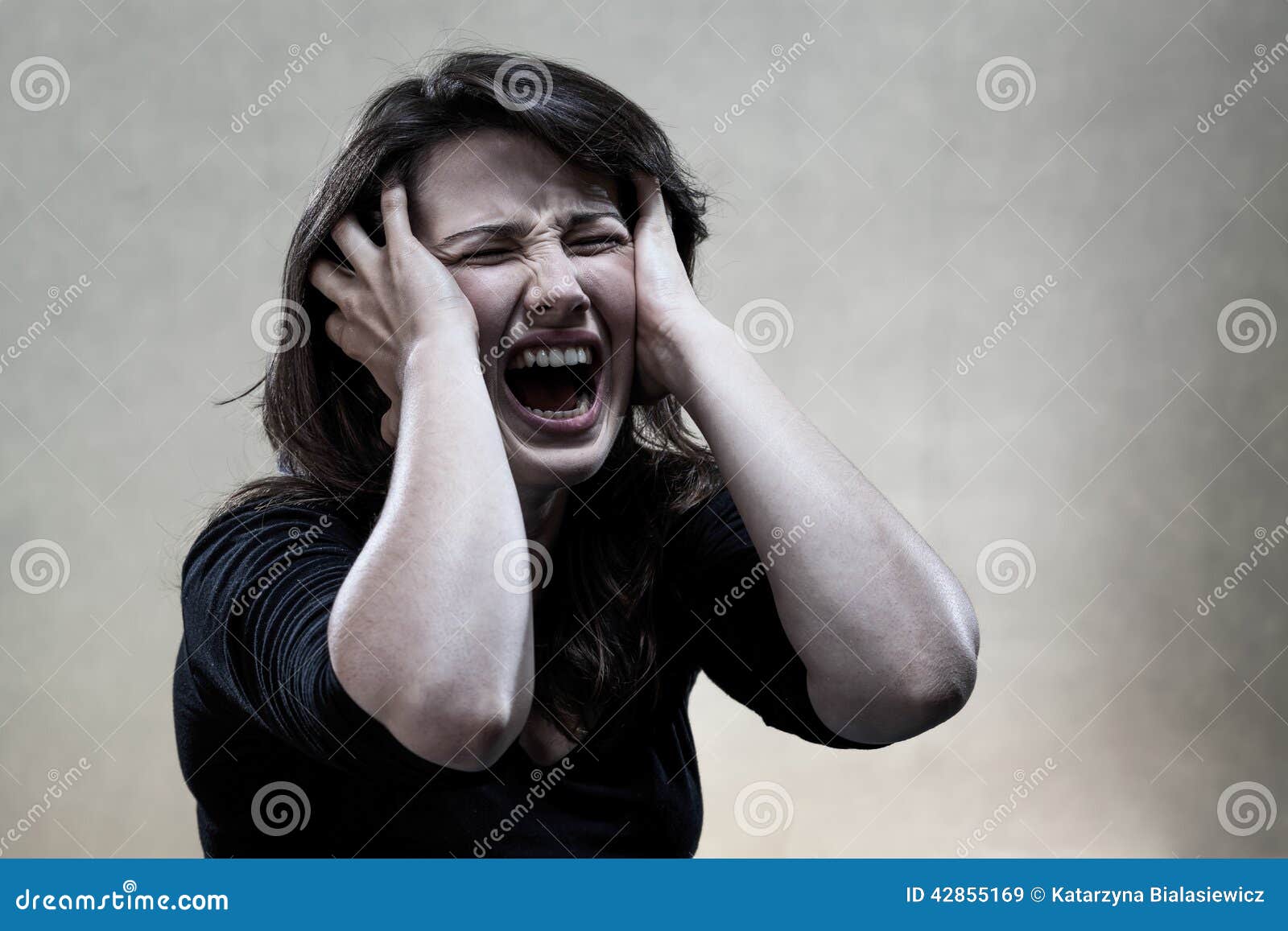 She is shouting. Орущая женщина. Орущая женщина. Девушка кричит. Кричащая женщина.