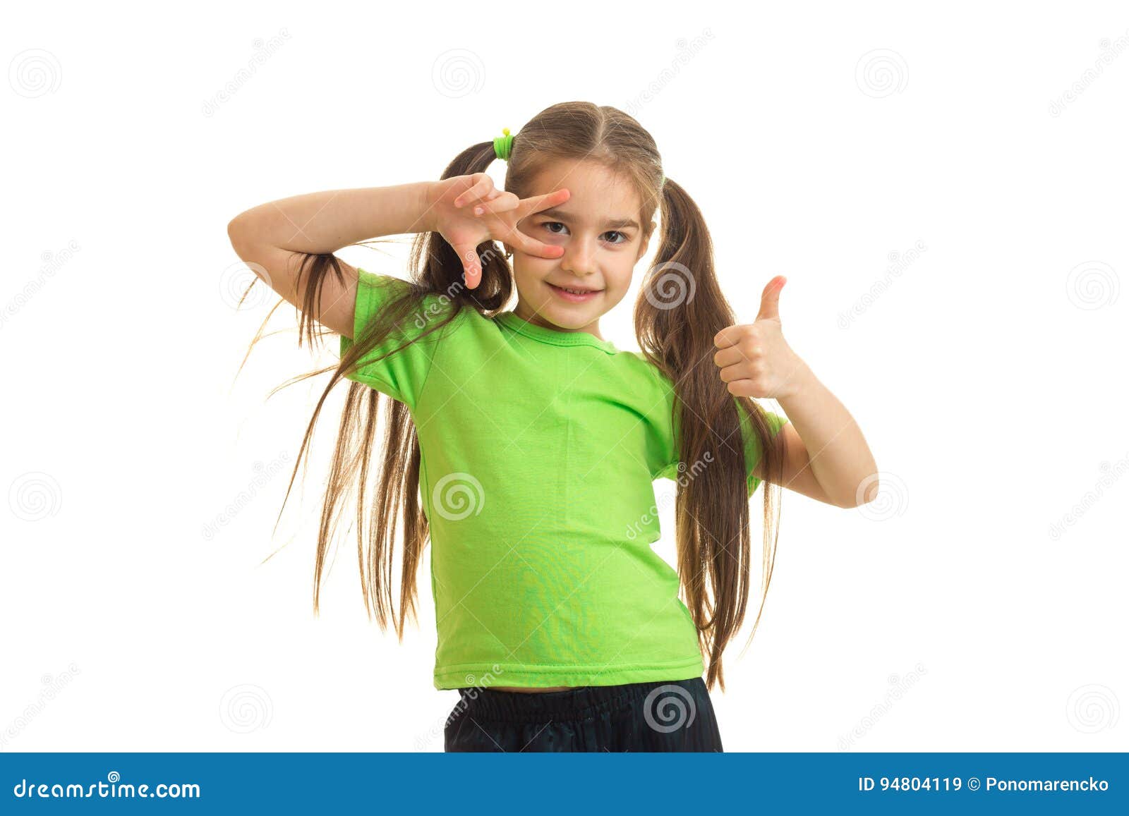 Маенькиедевочки показали. Девочка меряет. Девочка показывает ладошки. Видео как девочки девочка она показывает. Девочка показывает класс.