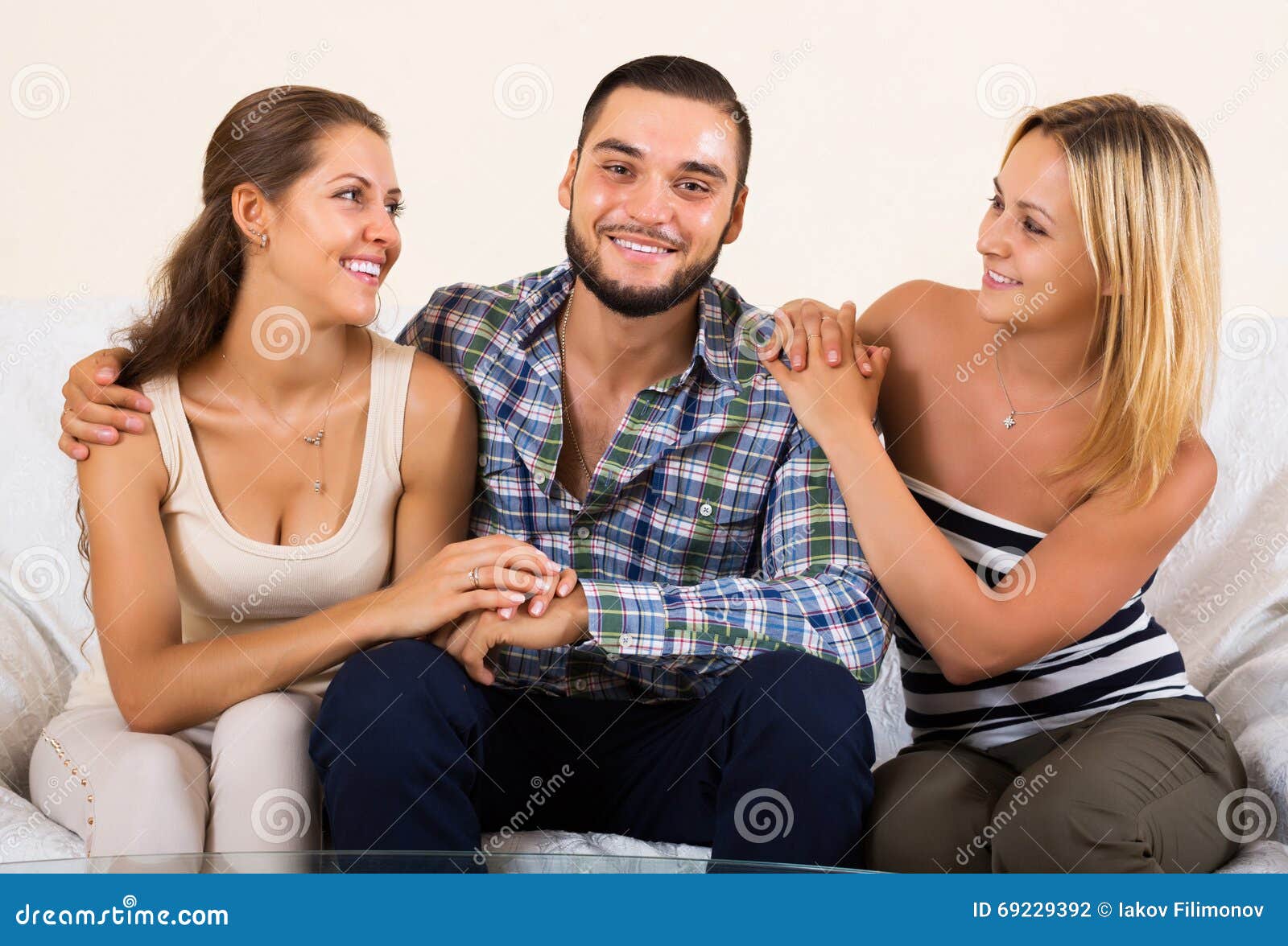 Жена на несколько человек. Мужчина и женщина на кухне. Современный быт. Счастливая пара молодых людей. Шведская семья.