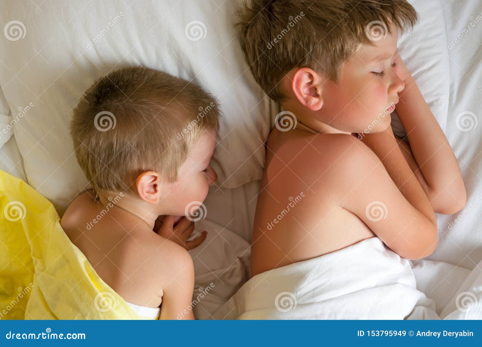 Спать с сестрой в одной кровати. Кровать для двух братьев. Спящий брат. Брат с братишкой в кроватке фото.