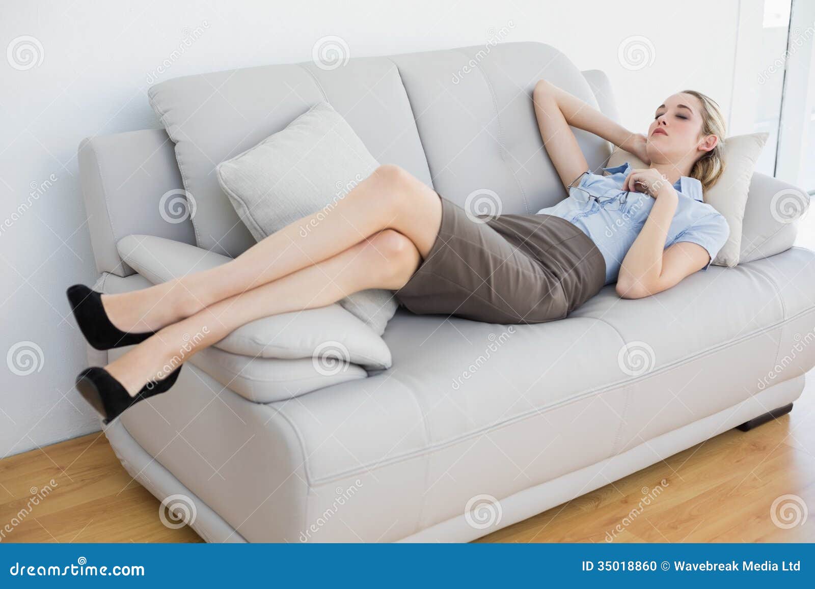 эмили эддисон. анастасия пантелеева lily c raisa natalia e ноги. Jasmine jazz. сидят на диване в обнимку. анастасия пантелеева lily c raisa natalia ноги.