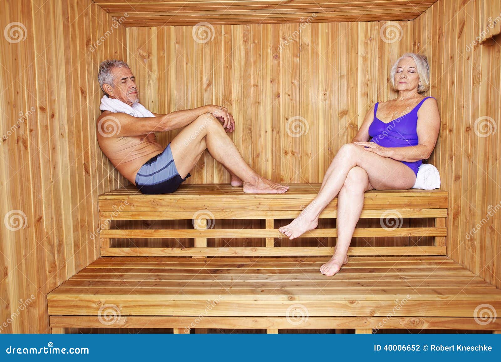 В сауне. Немолодые женщины в бане. Пожилые сауна. Старые женщины в сауне. Пожилой мужчина в бане.