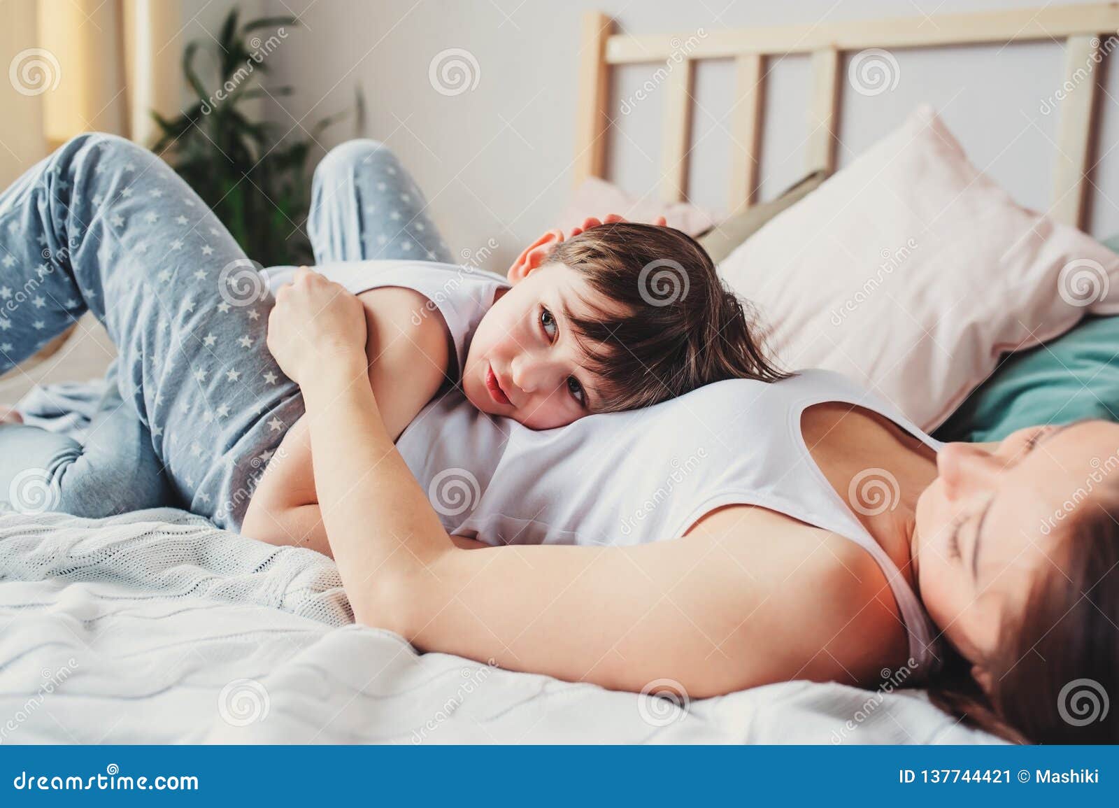 Мать и новорожденный ребенок. Mom sleeps son. Ребенок в кровати с родителями. Молодые родители и сон. Мом слип.