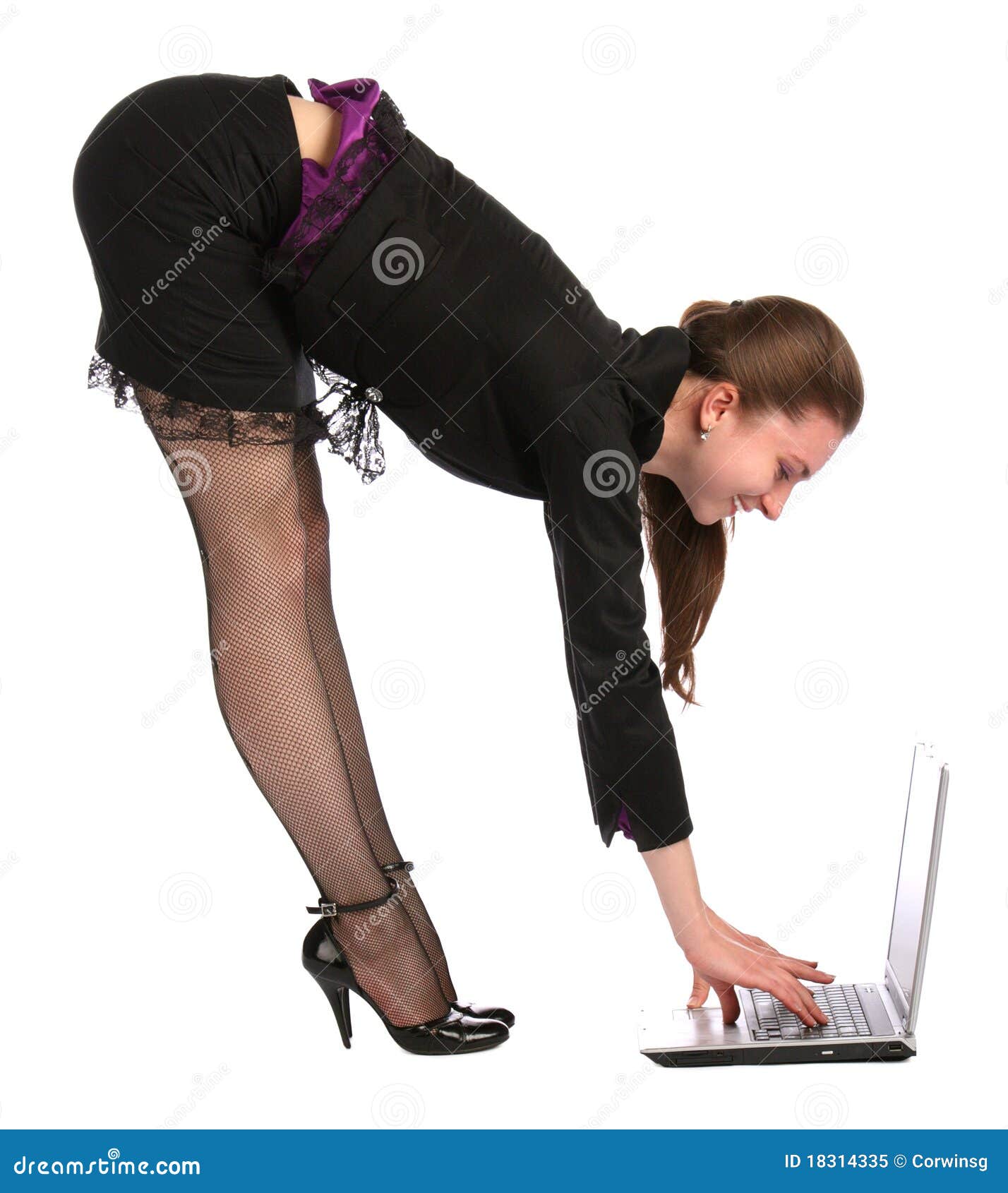 крупная женщина наклонилась. подруга наклонилась. наклонилась на даче. сестра в юбке нагнулась. девушка в короткой юбке наклонилась.