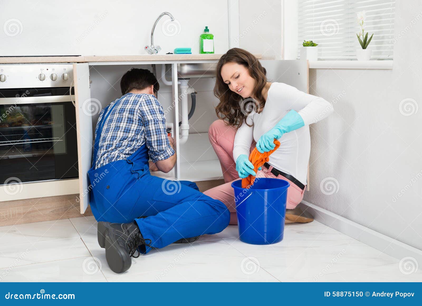 Домохозяйки и сантехник видео. Домохозяйка и водопроводчик. Домохозяйки и сантехник видео. Домохозяйки и сантехники. Домохозяйки и сантехник видео.