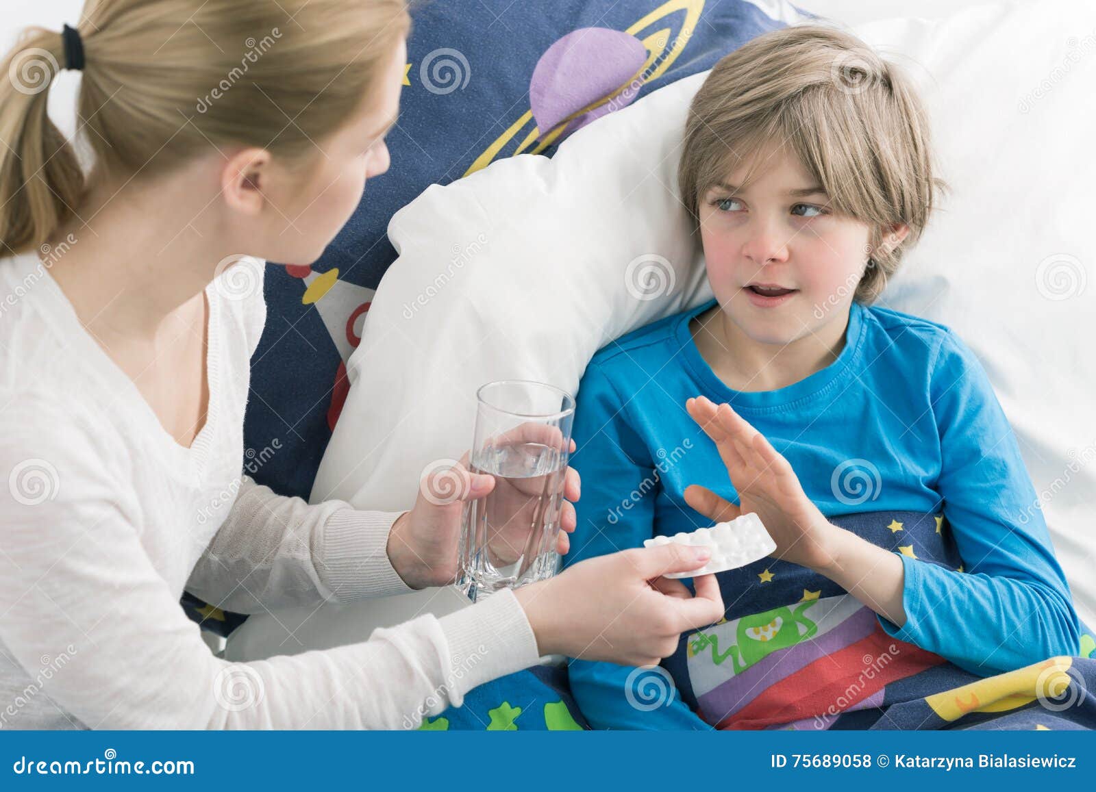 Отказ детей от лекарств. Мама лечит. Таблетки для детей. Мама дает лекарство иллюстрация. Мама лечит ребенка.