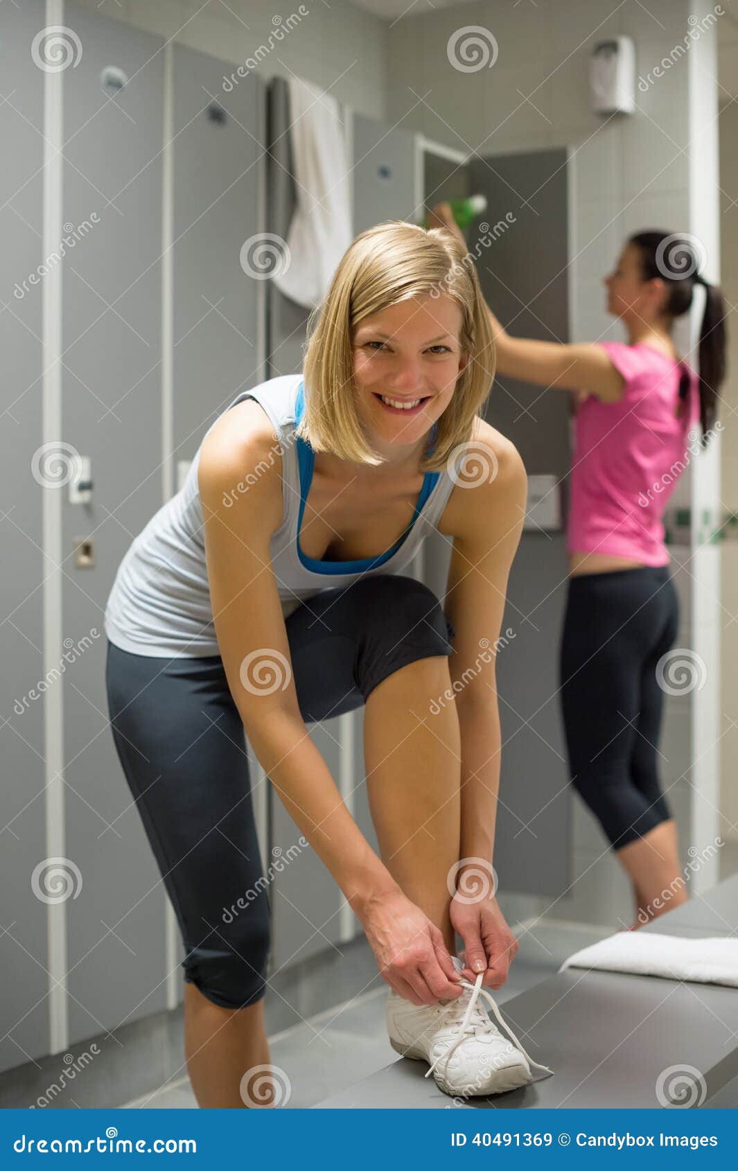 Молодые девочки переодеваются. В раздевалке балетной школы. Молодые девочки переодеваются. Молодые девчонки в общежитии. Студенческое общежитие девушки.