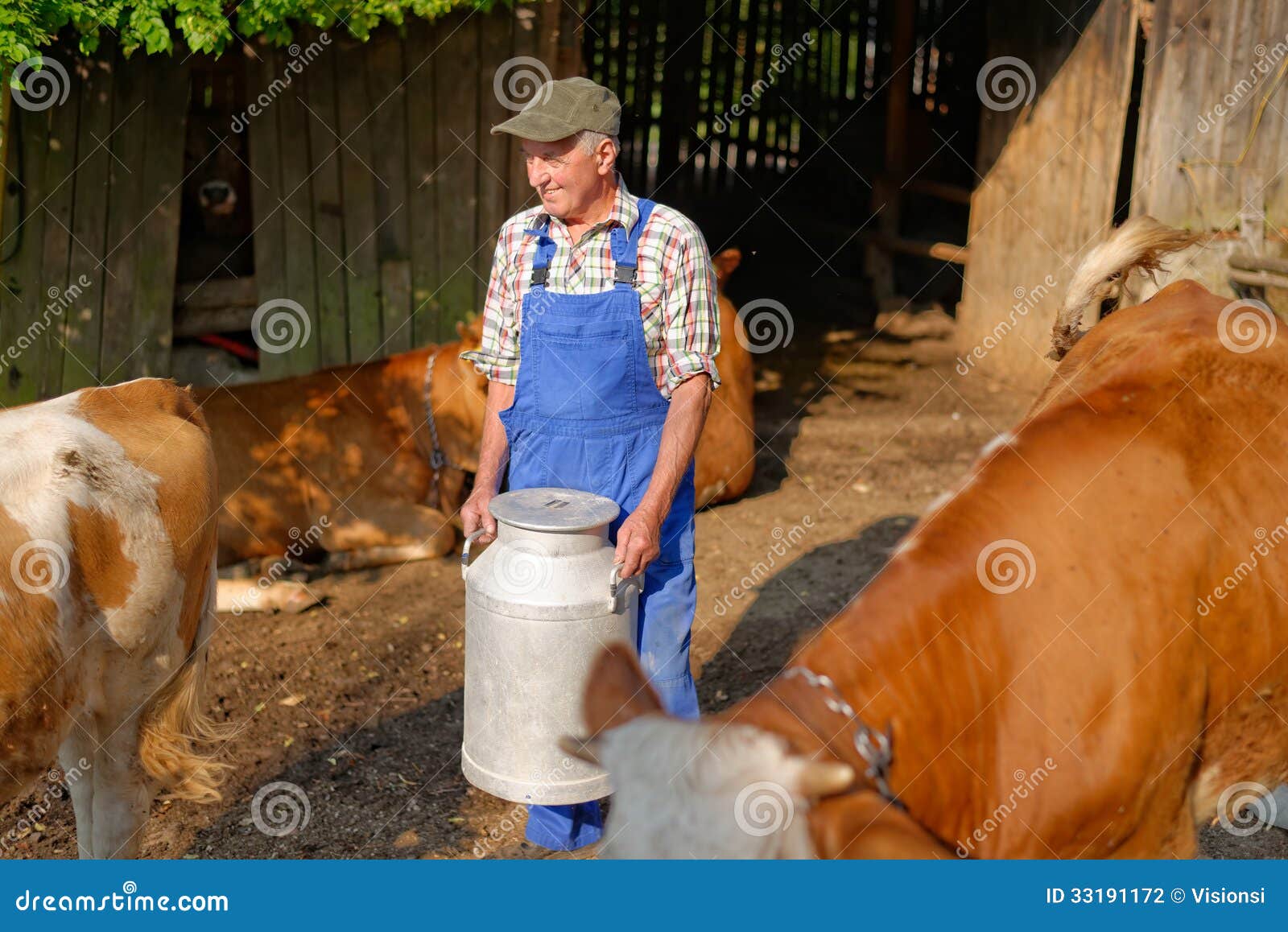 фермер с молоком. молока. молочная продукция. натуральные молочные продукты. молочная продукция.