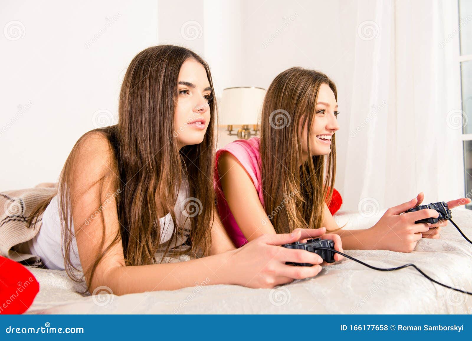 люди играют в пс. девочки играют в ладушки. молодежь с гитарой на лавочке. фотосессия подруг на природе. девушки играют друг.