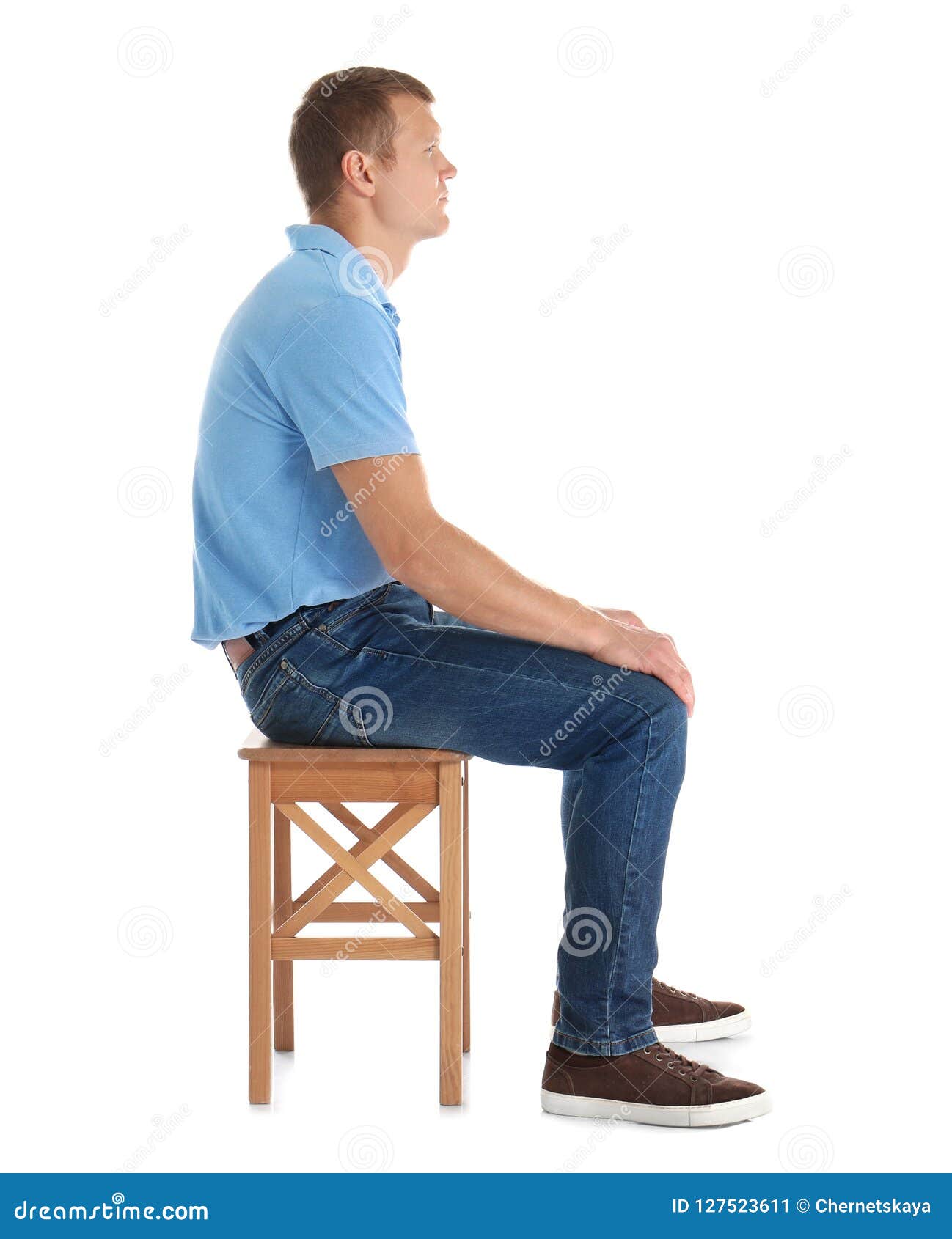 Человек сидит на стуле. Человек сидит один в комнате. Мужчина закинул ноги на стол. Человек с табуреткой. Офисный работник.