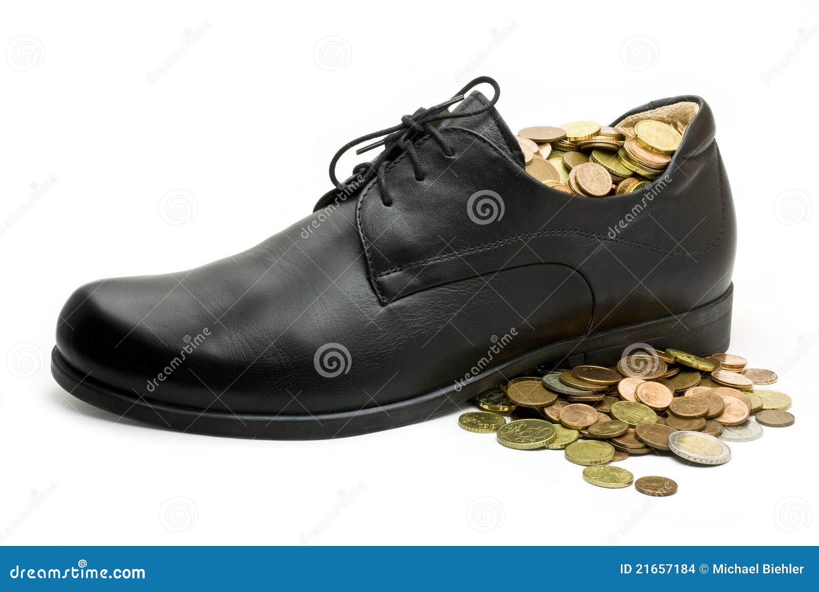 5 рублей в ботинке. Монетки на обуви. Монета в туфле. Монетка в ботинке. Туфли и деньги.