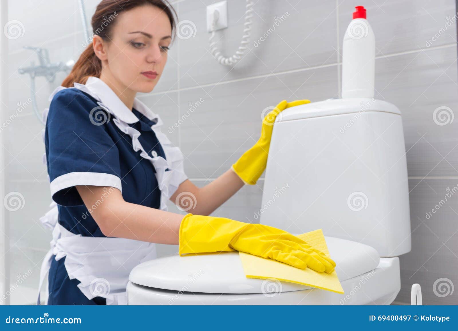 Maid cleans. Уборка ванной в гостинице. Уборка санузла в гостинице. Уборка номера. Уборка санузла горничная.