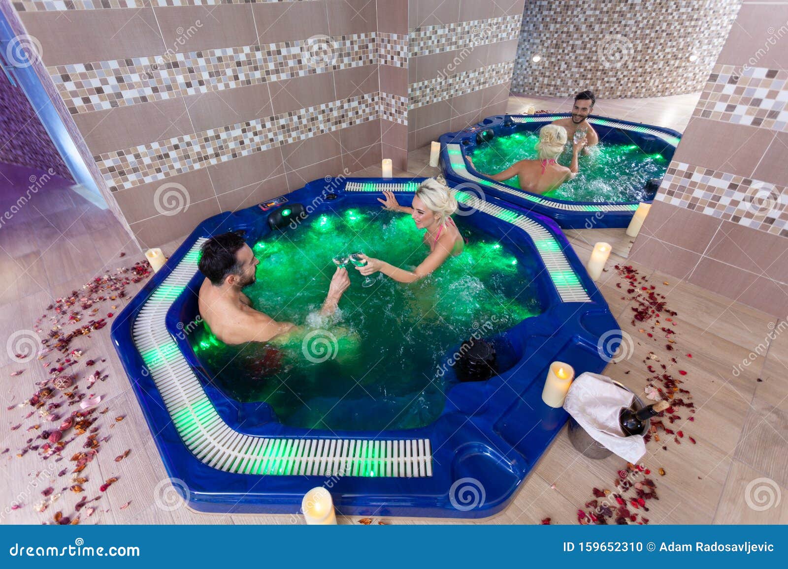 ¡Salud! Pareja Relajándose En Jacuzzi Y Beber Vino En La Foto Del Spa De Salud Foto de archivo - Imagen de sano, cuidado: 159652310 ¡Salud! Pareja Relajándose En Jacuzzi Y Beber Vino En La Foto Del Spa De Salud Foto de archivo - Imagen de sano, cuidado: 159652310