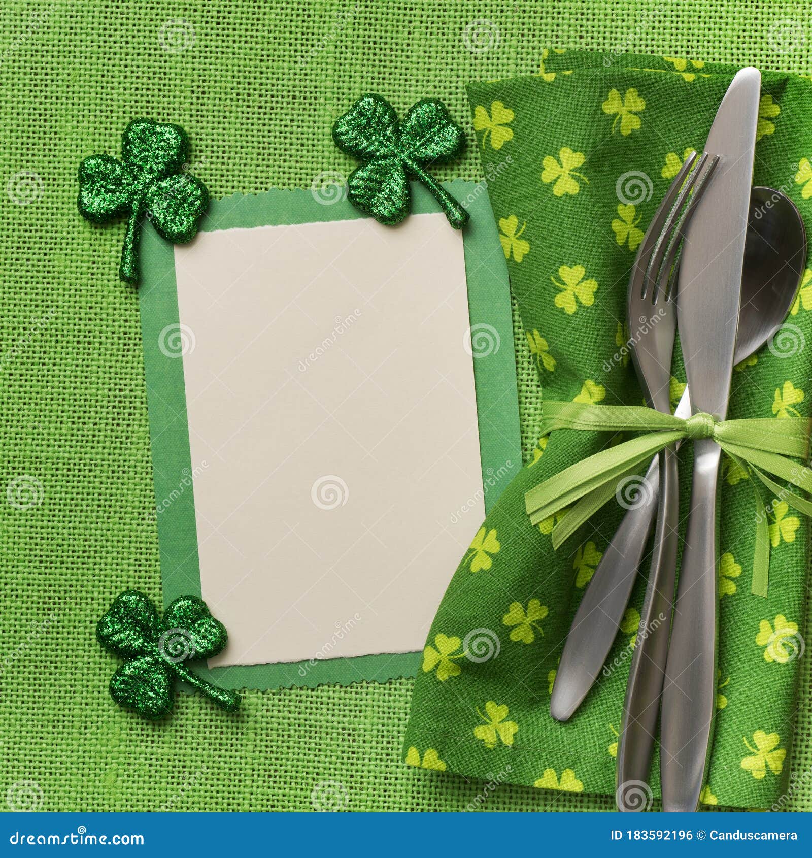 8 ª Configuracion Del Dia De Los Clientes O De La Mesa Irlandesa Con Una Tarjeta De Menu Tiene Una Servilleta Verde Con Cubierto Foto De Archivo Imagen De Comedor Festivo