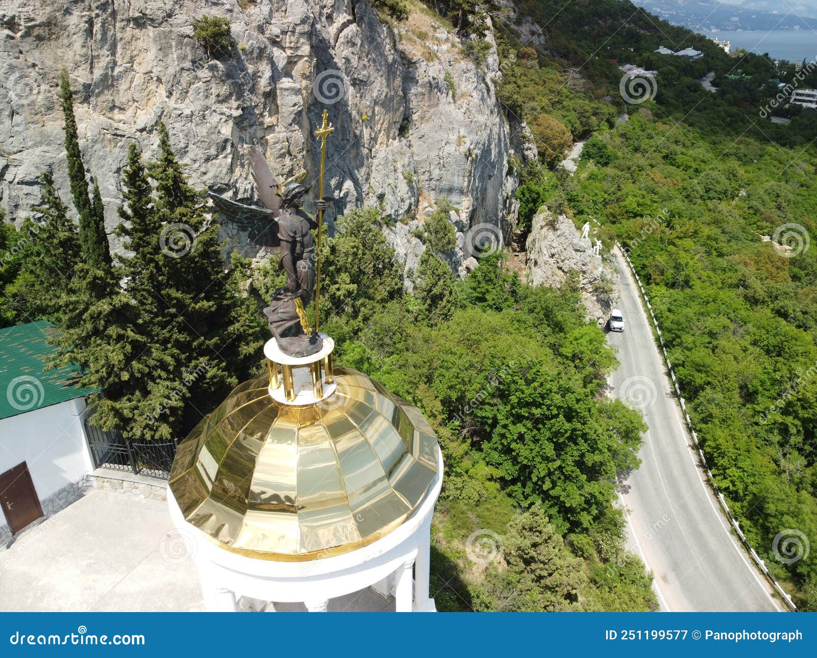 8.ª. Michael La Estatua De Archangel En El Kiosk En Oranda. La Costa Sur De Crimea. Vista Aérea Imagen de archivo - Imagen de estatua, mirador: 251199577 8.ª. Michael La Estatua De Archangel En El Kiosk En Oranda. La Costa Sur De Crimea. Vista Aérea Imagen de archivo - Imagen de estatua, mirador: 251199577
