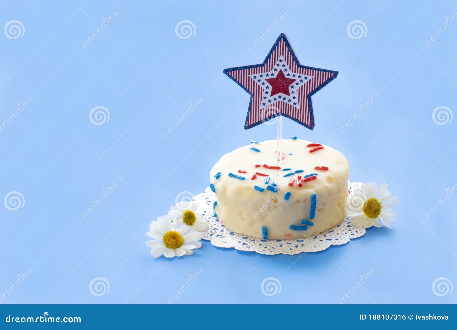 4.º Mini Pastel Con Temática July Decorado Con Una Estrella Foto de archivo  - Imagen de horizontal, gloria: 188107316