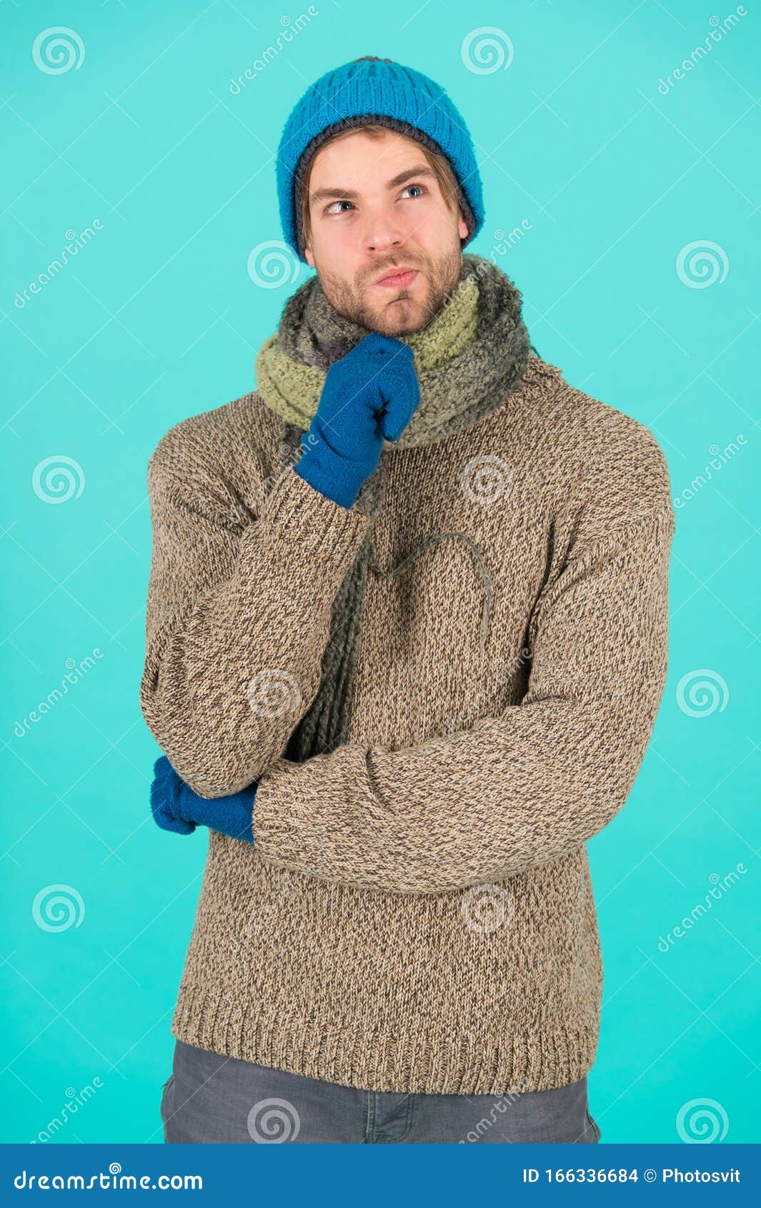 https://thumbs.dreamstime.com/z/%C2%BFqu%C3%A9-tiempo-hace-hoy-tipo-usa-ropa-abrigada-moda-masculina-de-cama-trapo-y-accesorio-punto-para-hombres-azul-macho-tela-hombre-166336684.jpg