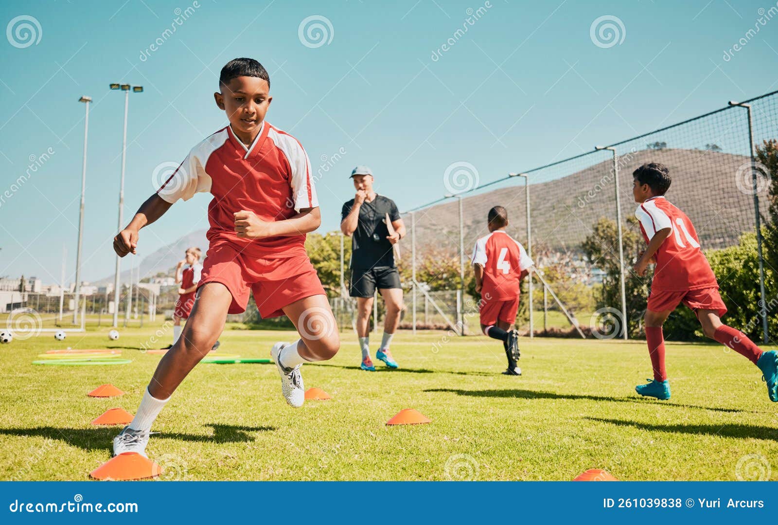 Futebol infantil meninos jogam esporte competitivo no parque