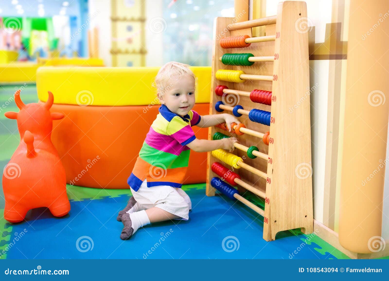 Ábaco En La Guardería Juguetes Educativos Para Los Niños Foto de archivo - Imagen de juguetes, niños: 108543094