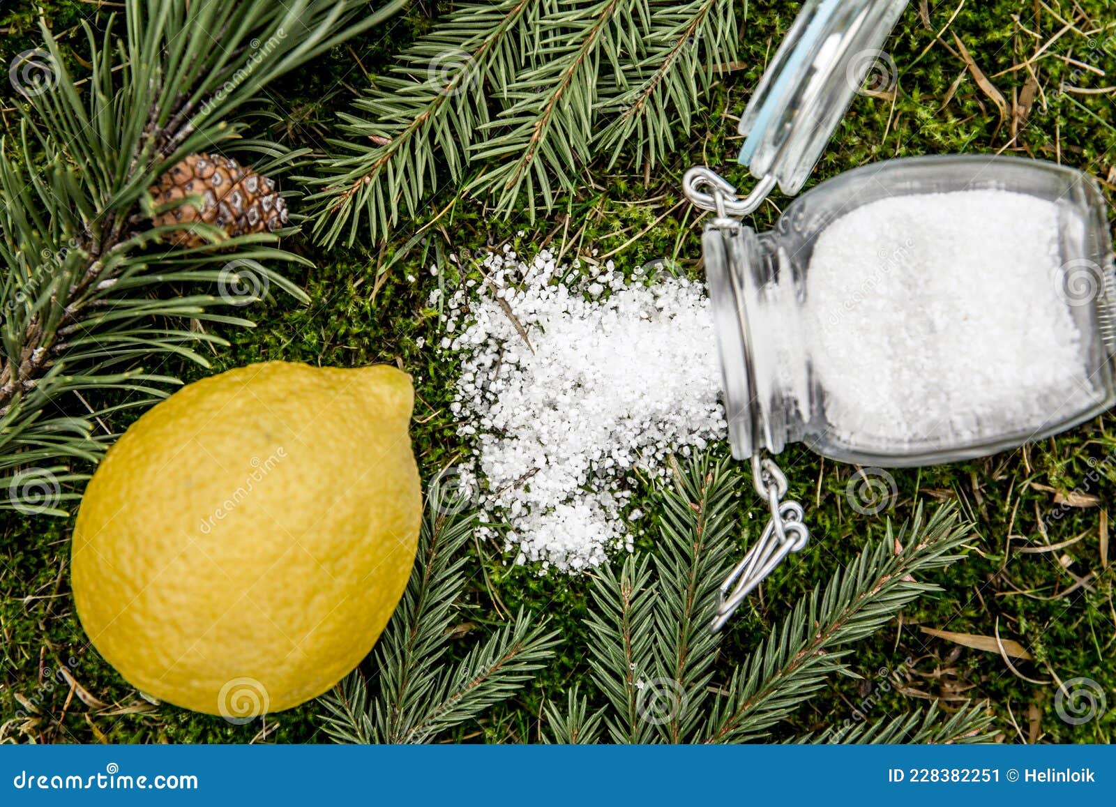 ácido Cítrico En Frasco De Vidrio Con Limón. Productos Naturales De Limpieza  De Viviendas Ecológicas. Imagen de archivo - Imagen de cubo, esponja:  228382251