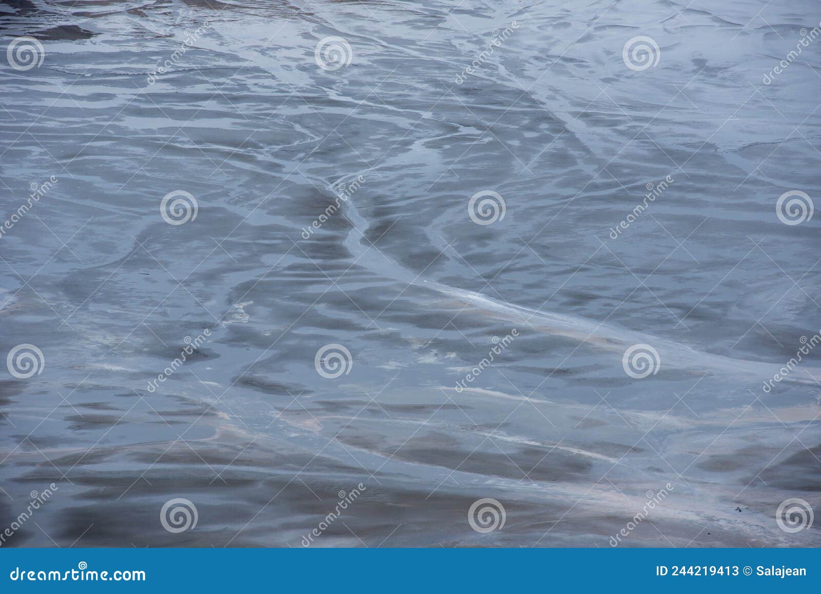 Águas barrentas em uma lagoa de decantação resíduos tóxicos de uma mina de  cobre decaindo em uma bacia de decantação