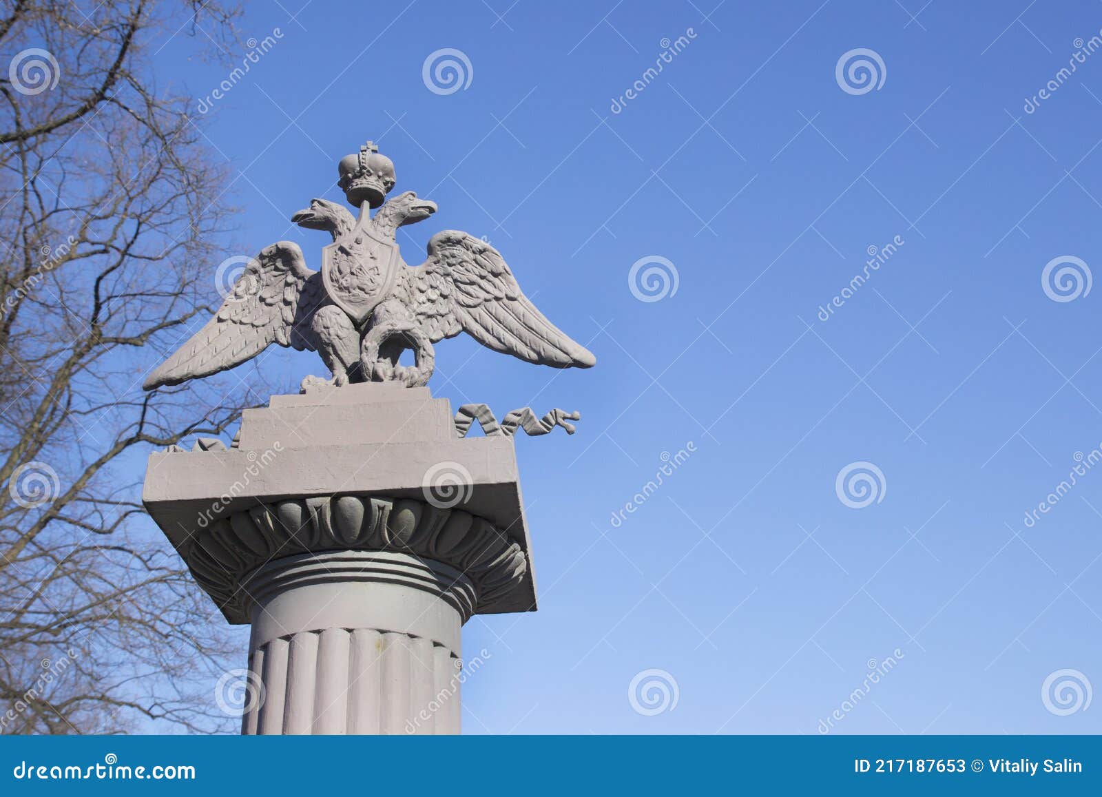 águila Bicéfala Sobre Fondo Azul Cielo El Símbolo De La Federación Rusa.  Imagen de archivo - Imagen de escultura, arte: 217187653