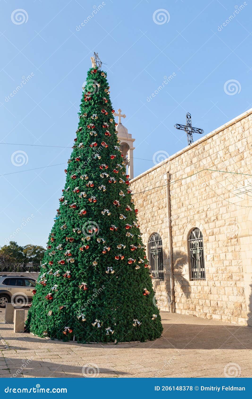 árbol De Navidad Adornado En El Patio De La Calle. Catedral De Elias De La Iglesia  Católica Melkita En La Ciudad De Haifa En El No Foto de archivo - Imagen de