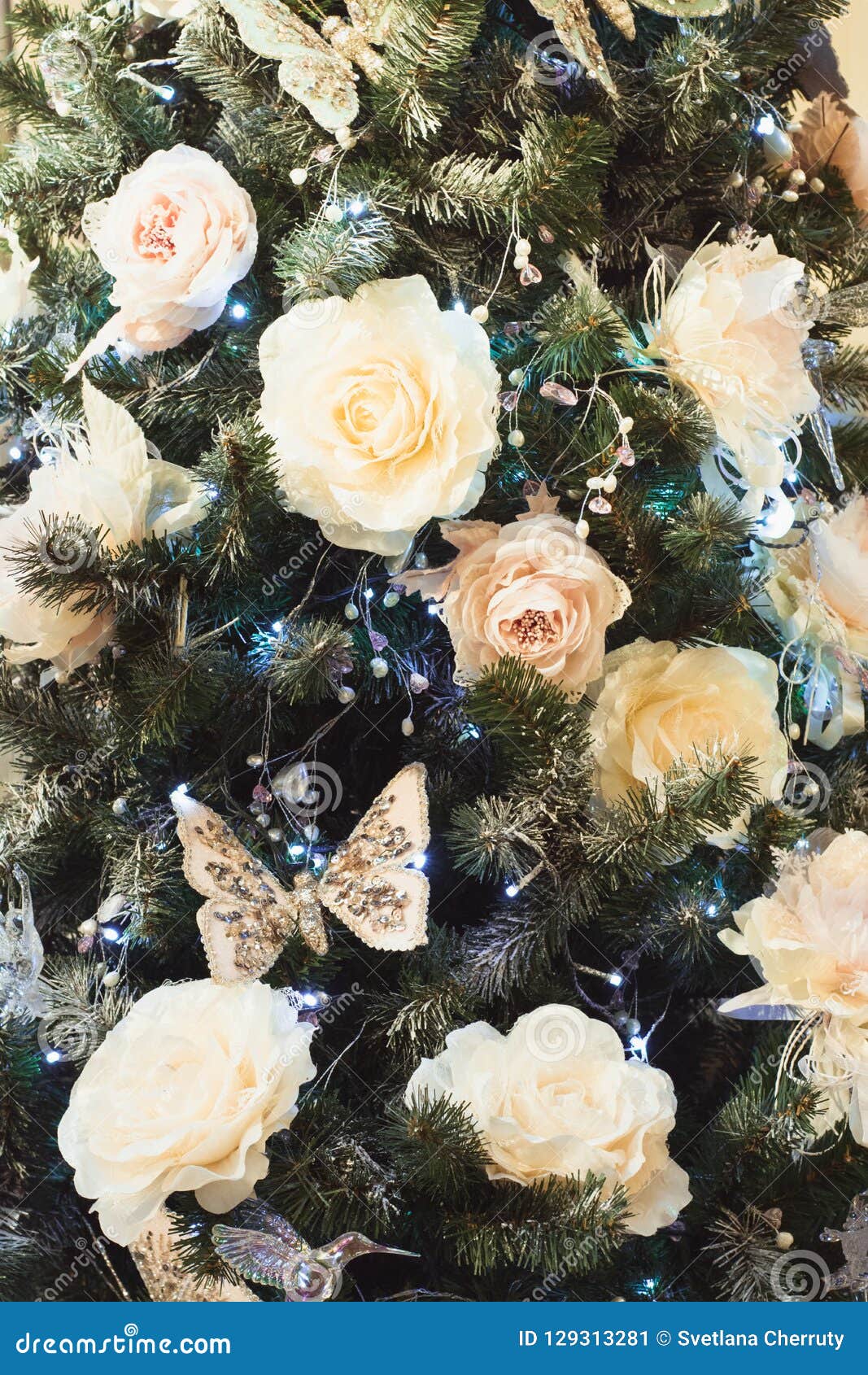 Árbol De Navidad Con Las Flores Y La Guirnalda En Colores Pastel De Lujo De  Las Luces En Bokeh Borroso En Alameda Cierre Para Arr Imagen de archivo -  Imagen de lujo,