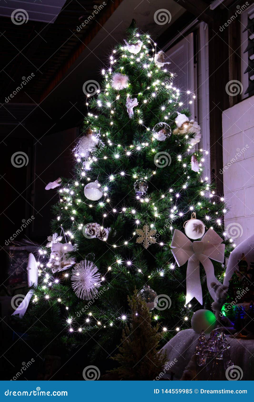 Árbol De Navidad Con Las Luces Blancas Imagen de archivo - Imagen de poco,  oscuro: 144559985, image size:1067x1690