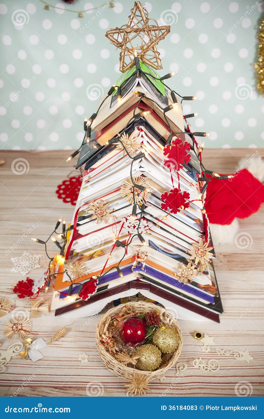 Árbol de Navidad de libros imagen de archivo. Imagen de lectura - 36184083, image size:1065x1690