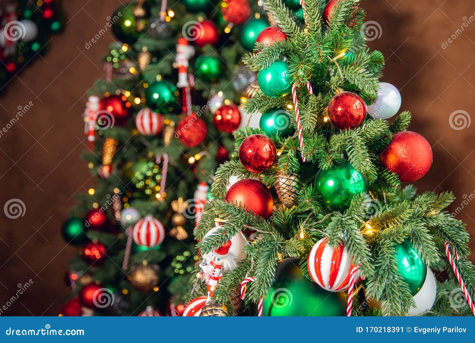 Árbol De Navidad Decorado De Color Rojo Y Verde, Cierre De Juguetes Y  Decoración De Caramelos Rayados Imagen de archivo - Imagen de travieso,  verde: 170218391