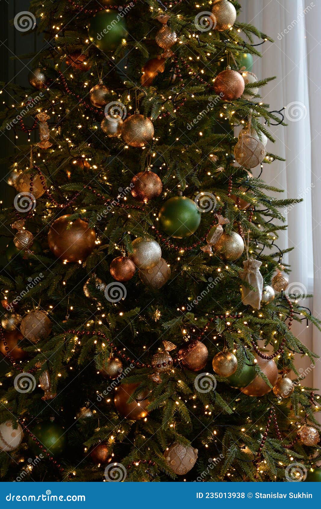 árbol De Navidad Decorado De Lujo Con Guirnaldas De Bolas Doradas De Color  Verde. Decoraciones Navideñas. Feliz Año Nuevo Y Alegre Foto de archivo -  Imagen de enmascarado, fondo: 235013938