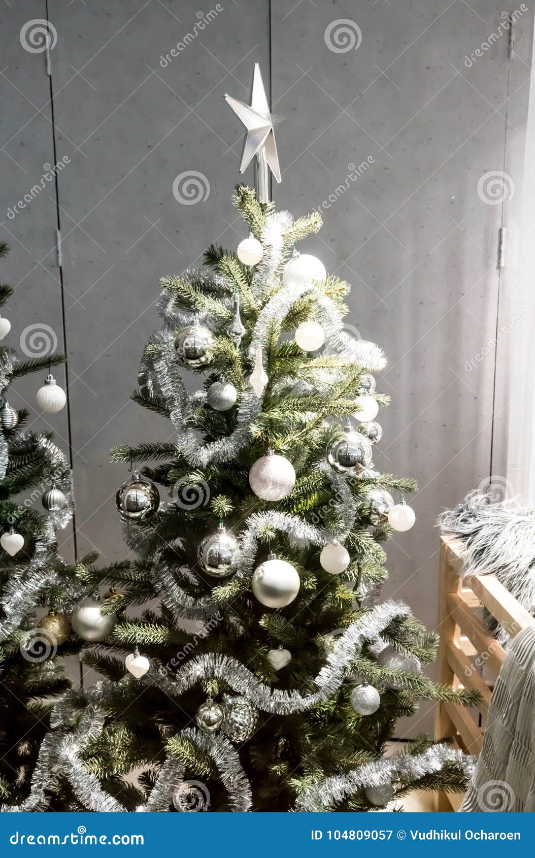 Contento Amedrentador Ocurrencia Árbol De Navidad Decorativo Blanco Y De Plata Con La Guirnalda De La Malla,  Imagen de archivo - Imagen de oropel, luces: 104809057