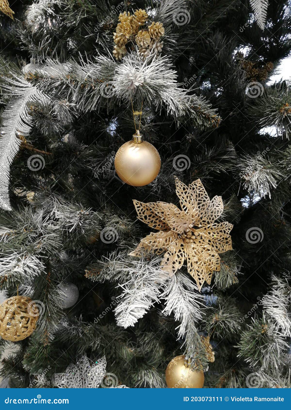 Buque de guerra frente Facturable árbol De Navidad Dorado De Plata Cerrar Y Bola De Decoración De árboles De  Navidad Imagen de archivo - Imagen de cierre, bola: 203073111
