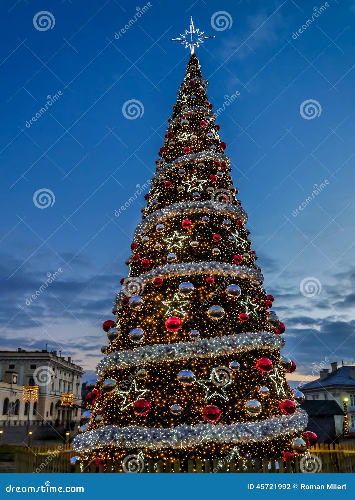 Árbol de navidad gigante foto de archivo. Imagen de bolas - 45721992