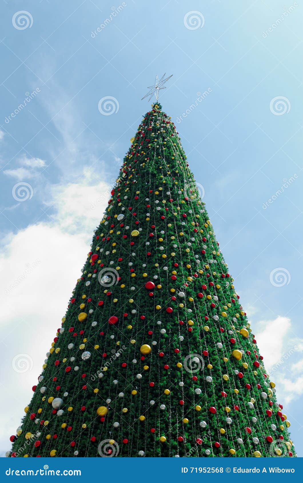 Árbol de navidad gigante foto de archivo. Imagen de estrella - 71952568