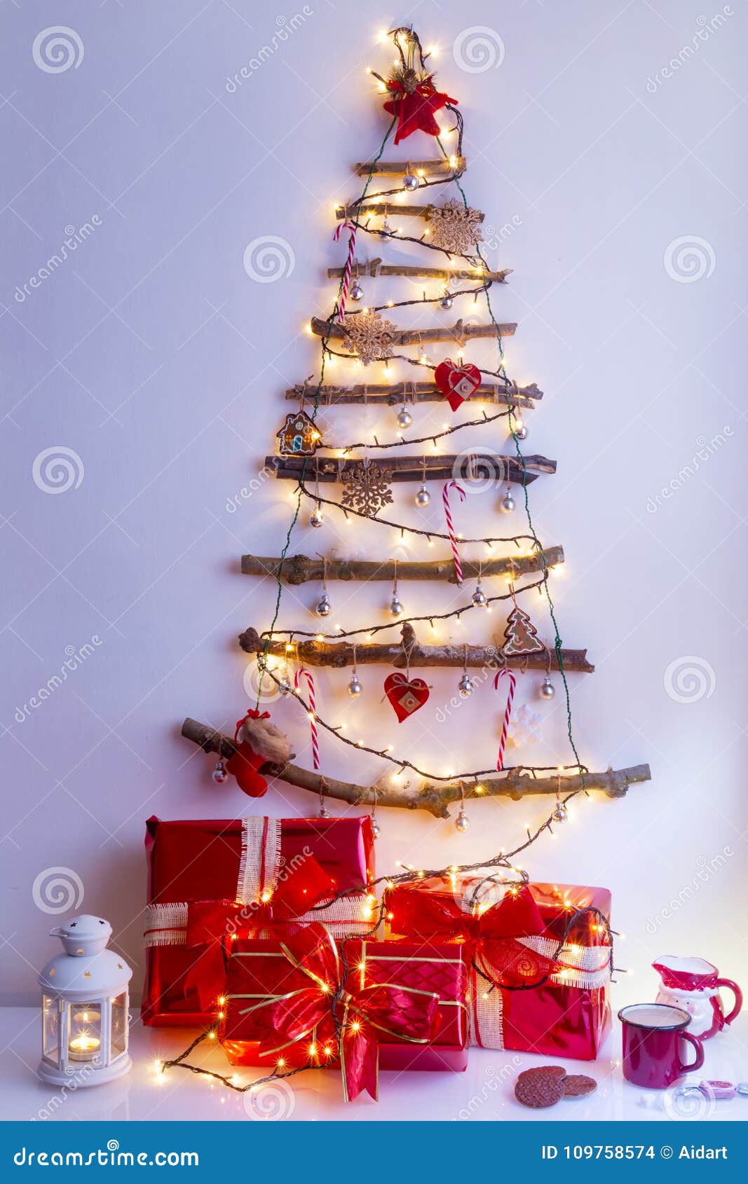 Árbol De Navidad Hecho De Ramas Secas Foto de archivo - Imagen de registro,  hecho: 109758574