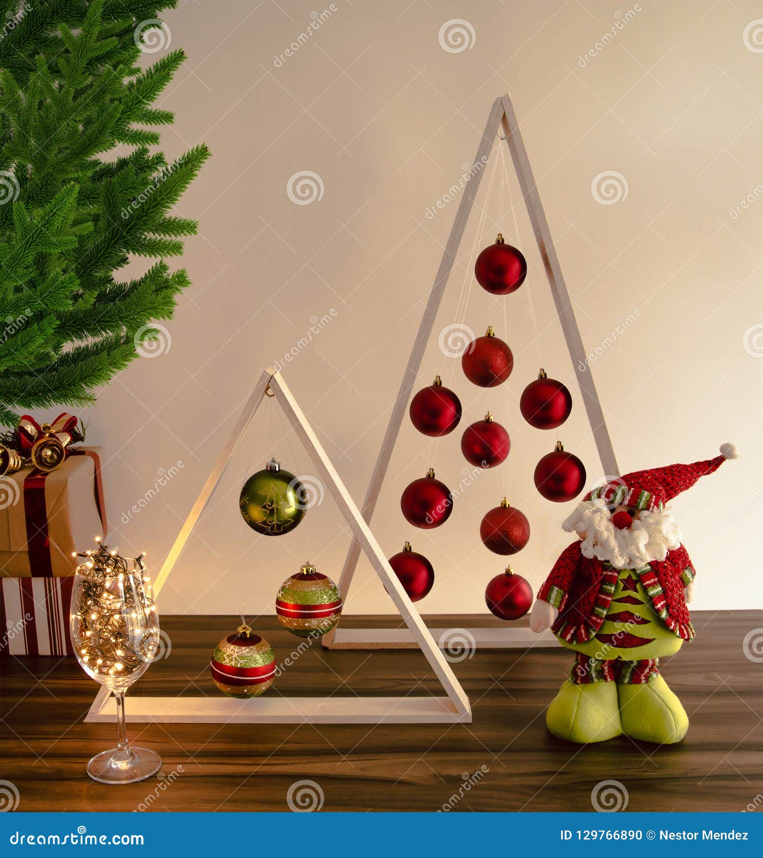 Árbol De Navidad Rústico, Diversa Decoración Para El Hogar Foto de archivo  - Imagen de noel, lejos: 129766890