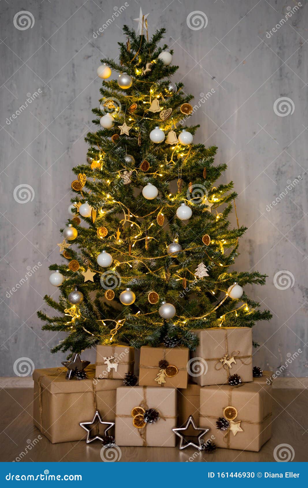 Árbol De Navidad Y Montones De Regalos Sobre Paredes De Hormigón Foto de archivo - Imagen de iluminado, garganta: 161446930 Árbol De Navidad Y Montones De Regalos Sobre Paredes De Hormigón Foto de archivo - Imagen de iluminado, garganta: 161446930