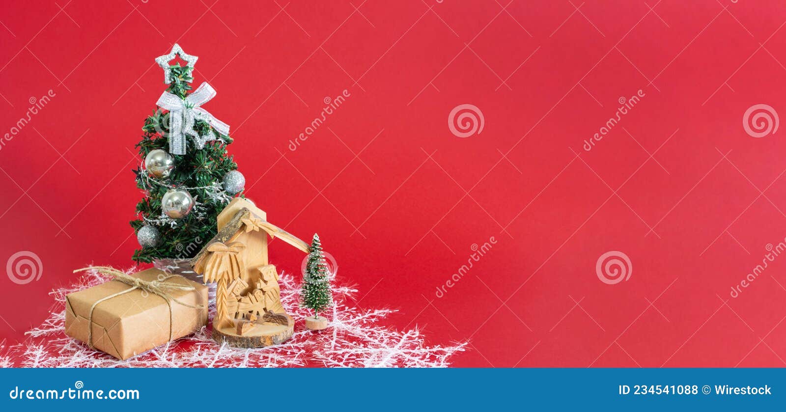 árbol De Navidad Y Un Pequeño Ornamento Que Representa El Nacimiento De Jesús En Un Fondo Rojo Foto de archivo - Imagen de wallpaper, arqueamiento: 234541088 árbol De Navidad Y Un Pequeño Ornamento Que Representa El Nacimiento De Jesús En Un Fondo Rojo Foto de archivo - Imagen de wallpaper, arqueamiento: 234541088