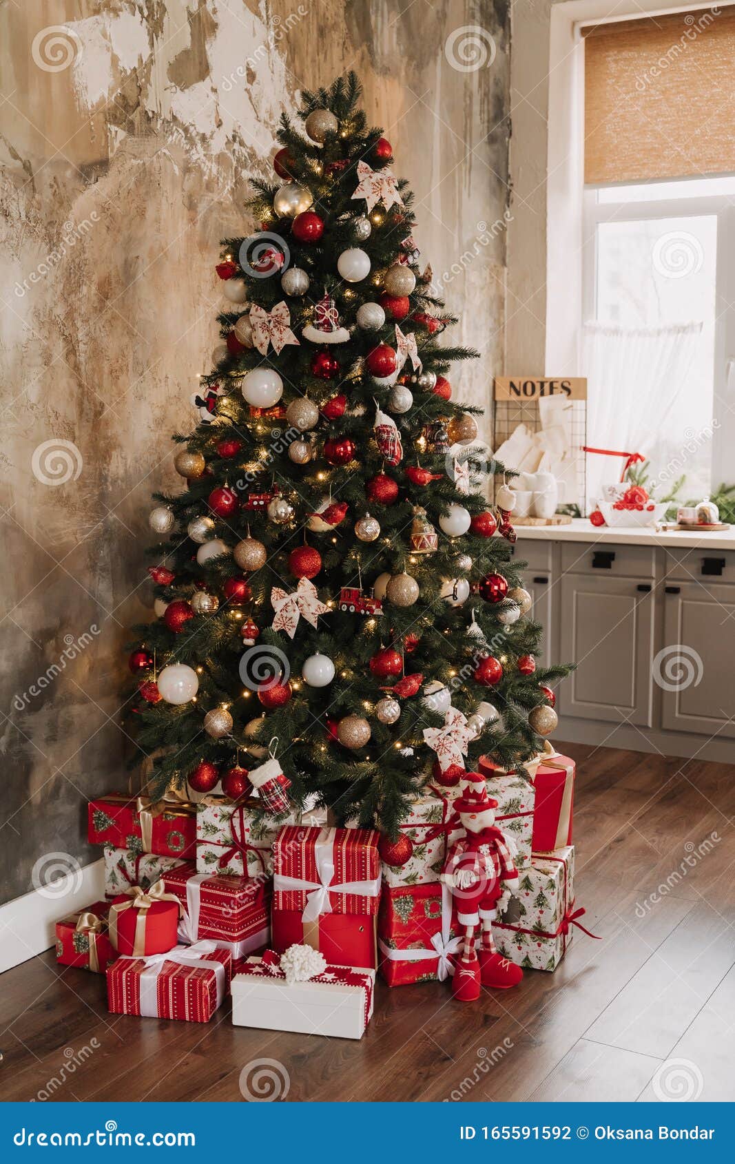 Árbol De Pino De Navidad Y Presente En Cajas Rojas Foto de archivo - Imagen  de pino, estilo: 165591592