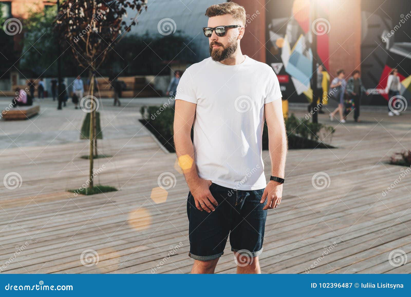 Árbol En Campo El Hombre Barbudo Joven Del Inconformista Vestido En La Camiseta Y Las Gafas De Sol Blancas Es Soportes En La Call Imagen de archivo - Imagen de sunglasses, hermoso: Árbol En Campo El Hombre Barbudo Joven Del Inconformista Vestido En La Camiseta Y Las Gafas De Sol Blancas Es Soportes En La Call Imagen de archivo - Imagen de sunglasses, hermoso: